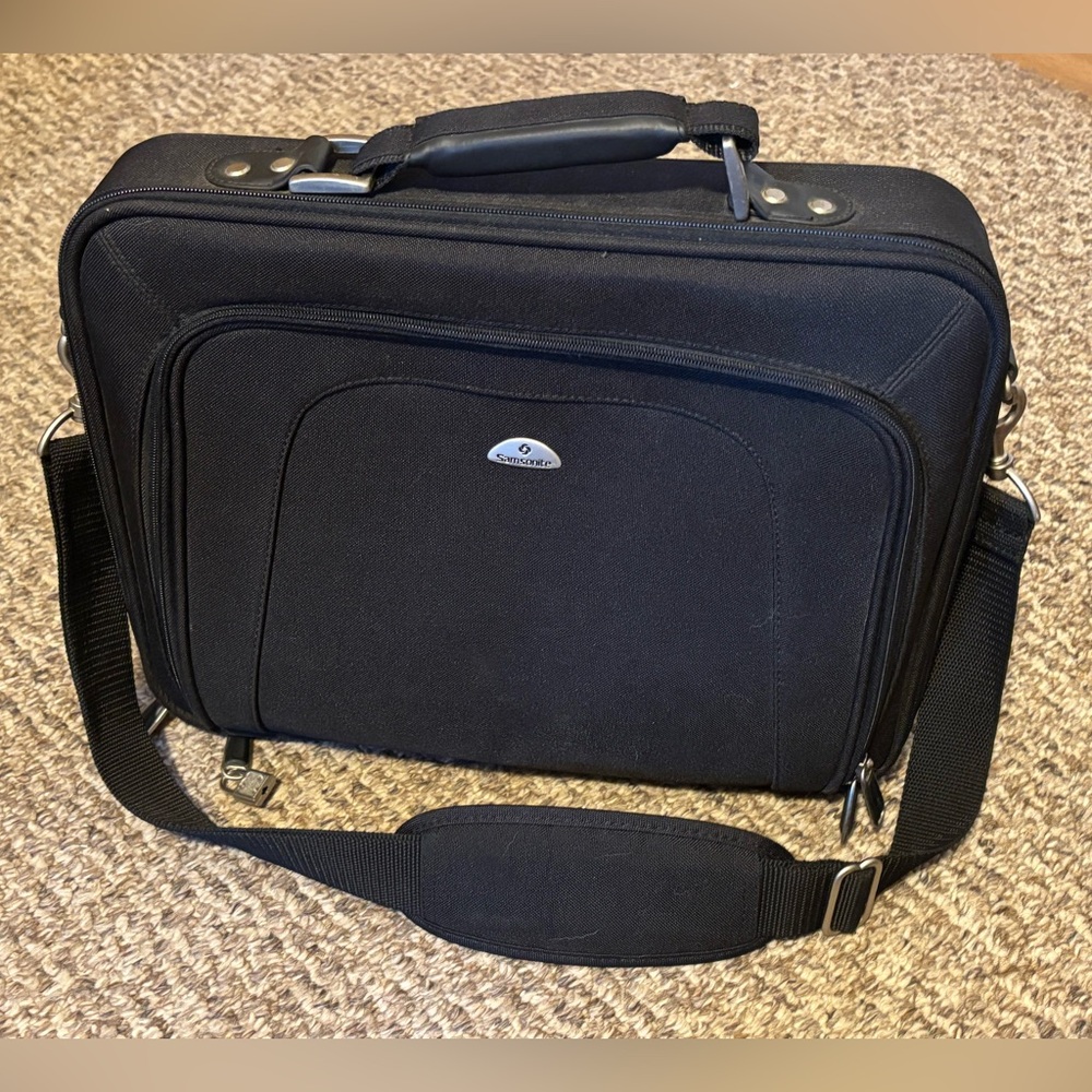 Black Samsonite laptop briefcase for 15-inch laptop. Suitable for men or women